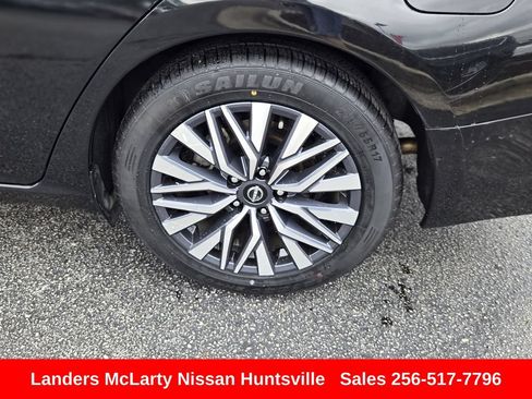 Used 2024 Nissan Altima 2.5 SV FWD image 12