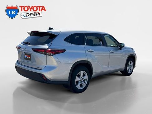 Certified 2024 Toyota Highlander LE AWD/4WD image 5