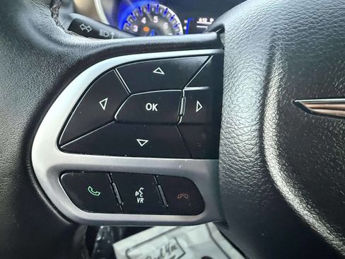 Used 2018 Chrysler Pacifica Touring-L image 24