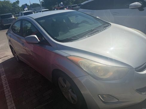 Used 2013 Hyundai Elantra GLS w/ Preferred Pkg FWD image 2