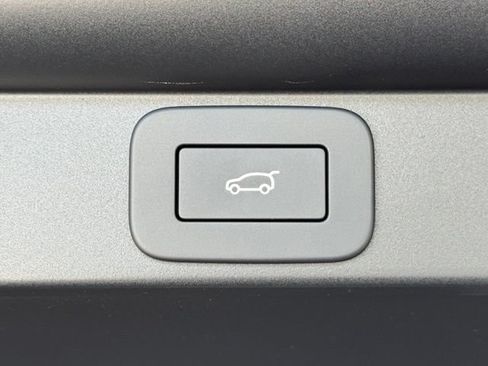 New 2025 Land Rover Range Rover Autobiography AWD/4WD image 17
