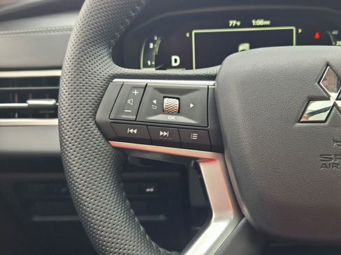 New 2025 Mitsubishi Outlander SE image 28