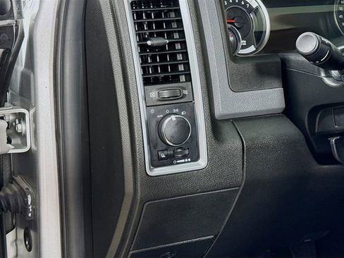 Used 2019 RAM 1500 Classic SLT w/ Luxury Group image 10