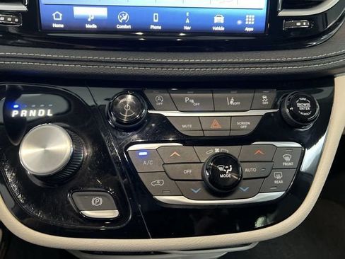 Used 2023 Chrysler Pacifica Touring-L w/ Uconnect Theater Family Group AWD/4WD image 33