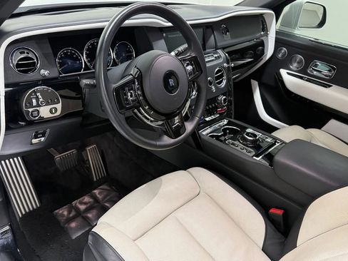 Used 2021 Rolls-Royce Cullinan Black Badge image 2