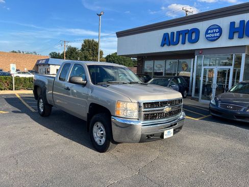 Used 2009 Chevrolet Silverado 2500 LT w/ Interior Plus Package AWD/4WD image 3