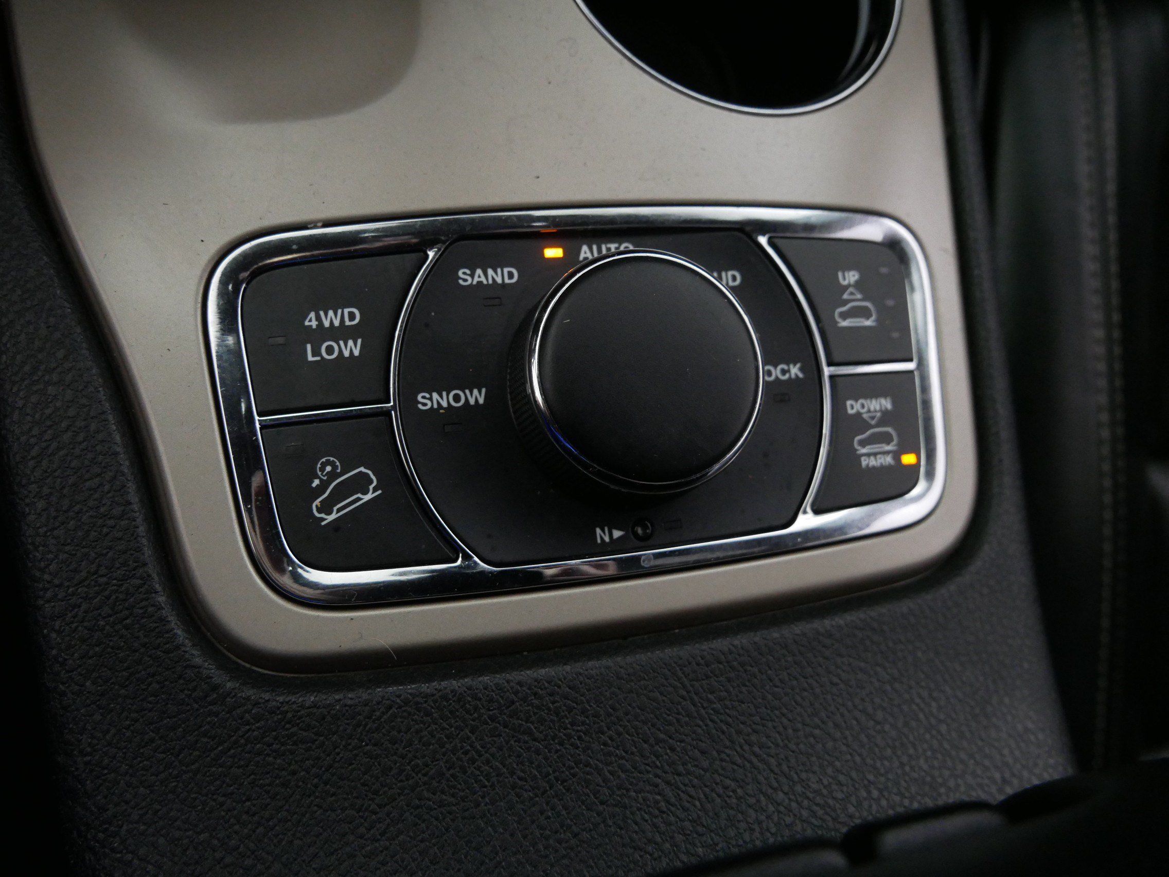 Used 2015 Jeep Grand Cherokee Overland AWD/4WD image 30