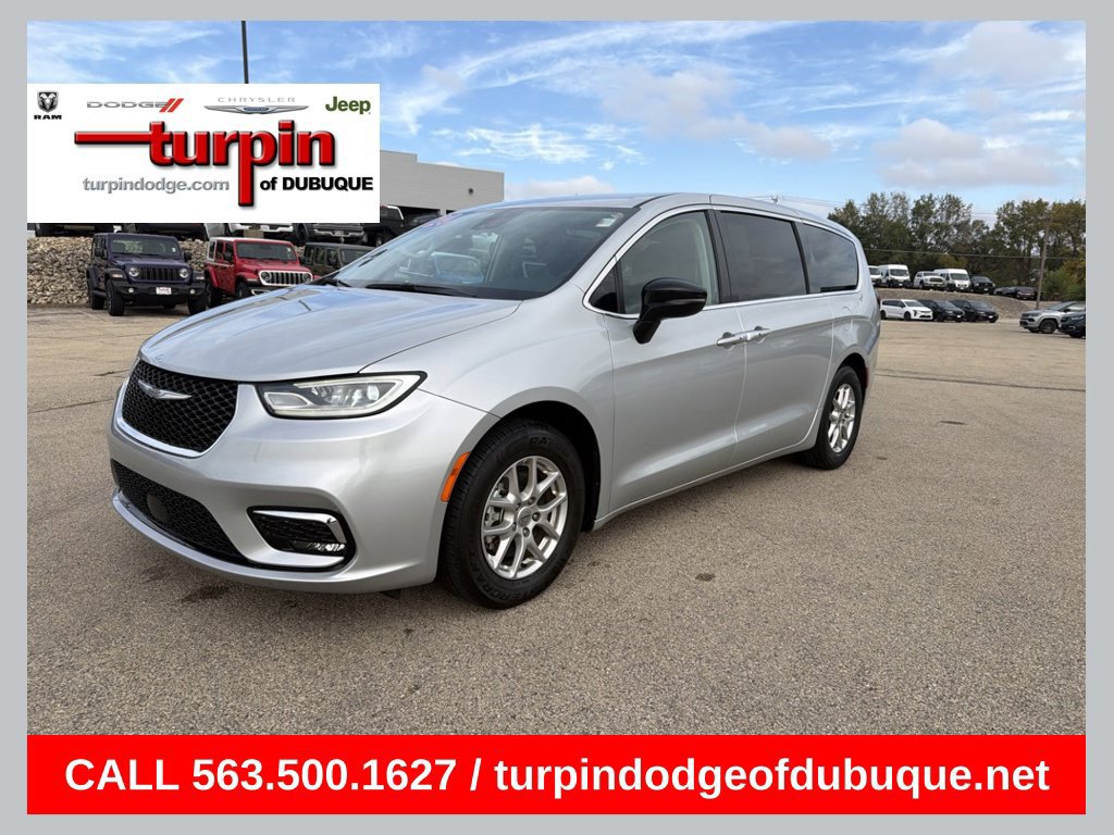 Used 2024 Chrysler Pacifica Touring-L FWD image 1