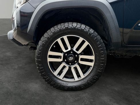 Used 2018 Toyota Tacoma TRD Off-Road AWD/4WD image 4