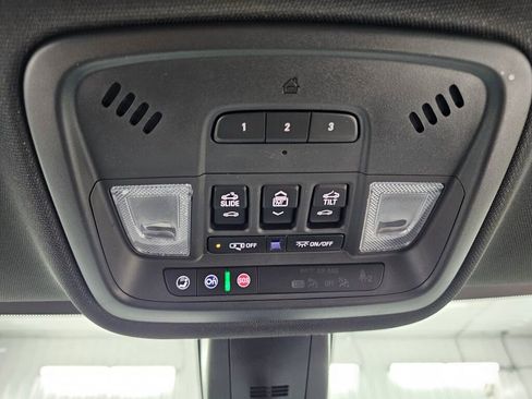 Used 2023 Chevrolet Traverse Premier image 25