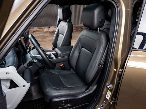 Used 2025 Land Rover Defender 110 X-Dynamic SE image 28