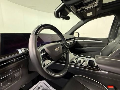 Certified 2026 Cadillac Escalade Luxury AWD/4WD image 7