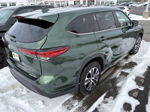 Certified 2023 Toyota Highlander XLE image 6