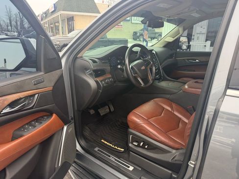 Used 2019 Cadillac Escalade Luxury image 11