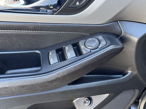 Certified 2023 Chevrolet Traverse LT w/ Rear Camera Mirror Package image 10