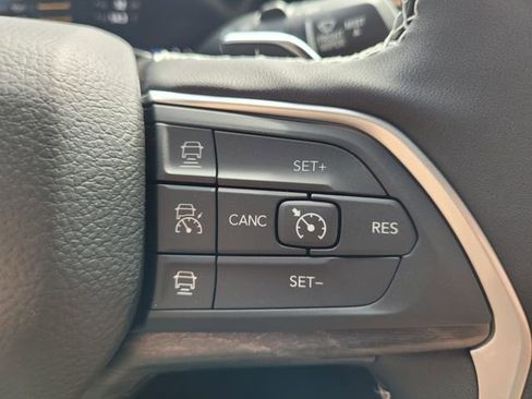 Used 2025 Jeep Grand Cherokee Limited w/ Black Appearance Package image 27