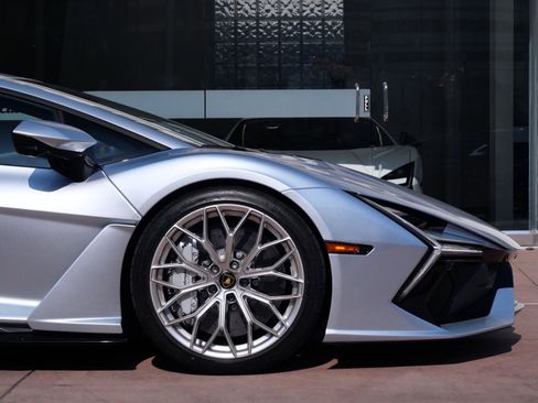 Used 2025 Lamborghini Revuelto Base image 9