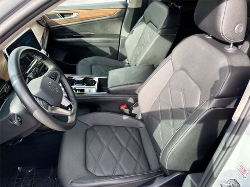 Used 2025 Volkswagen Atlas SE image 21