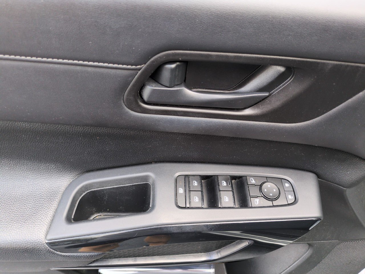 Used 2023 Nissan Pathfinder S AWD/4WD image 12