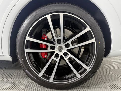 Certified 2025 Porsche Cayenne Turbo image 12