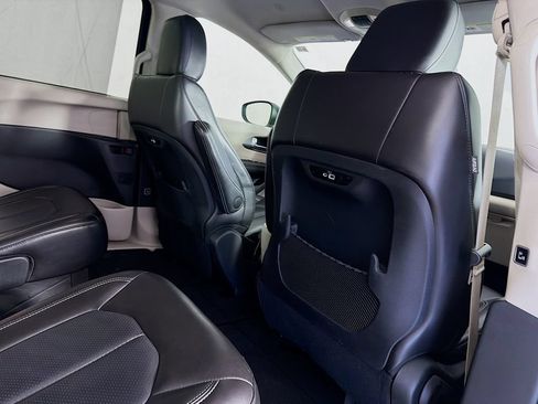 Used 2023 Chrysler Pacifica Touring-L FWD image 35