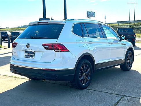 Used 2024 Volkswagen Tiguan SE w/ Panoramic Sunroof Package image 8