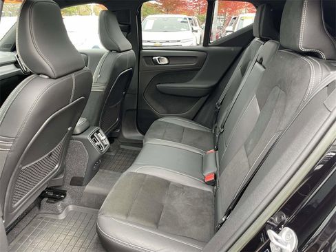 Used 2022 Volvo XC40 T5 R-Design w/ Climate Package image 11