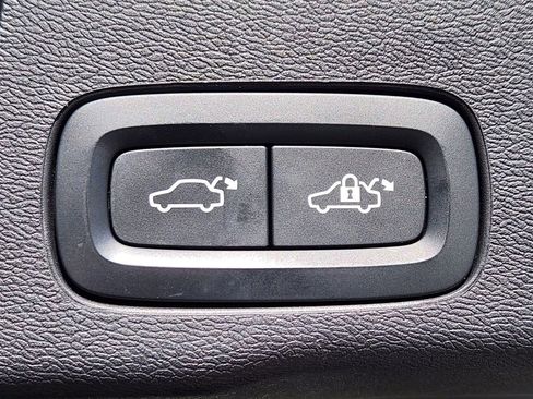 Used 2023 Volvo XC60 T8 Plus image 24