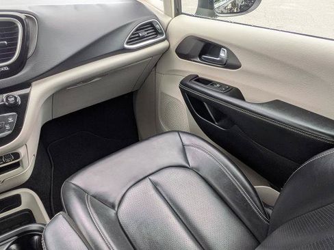 Used 2023 Chrysler Pacifica Touring-L FWD image 19