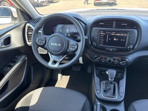 Used 2025 Kia Soul LX w/ LX Technology Package FWD image 29