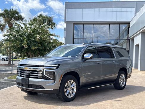 Used 2025 Chevrolet Suburban Premier RWD image 7
