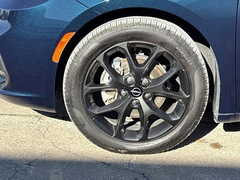 Used 2024 Chrysler Pacifica Touring-L w/ S Appearance Package image 13