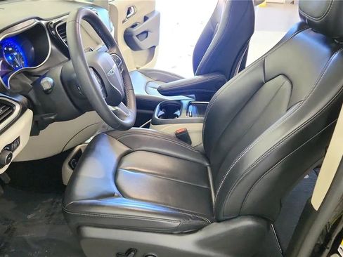 Used 2023 Chrysler Pacifica Touring-L FWD image 23
