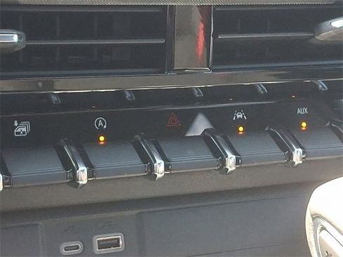 Used 2025 Chevrolet Colorado Z71 w/ Technology Package image 24