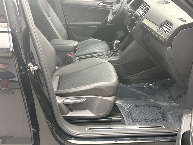 Used 2023 Volkswagen Tiguan SE R-Line AWD/4WD image 17