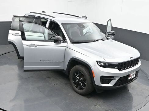 Used 2024 Jeep Grand Cherokee Altitude image 61