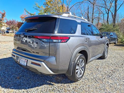 Used 2024 Nissan Pathfinder SL w/ Black Appearance Package image 17