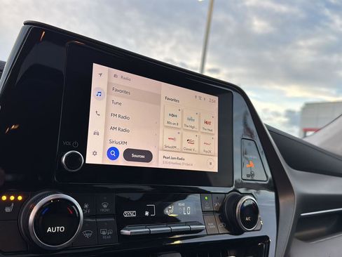 Certified 2023 Toyota Highlander XLE image 21