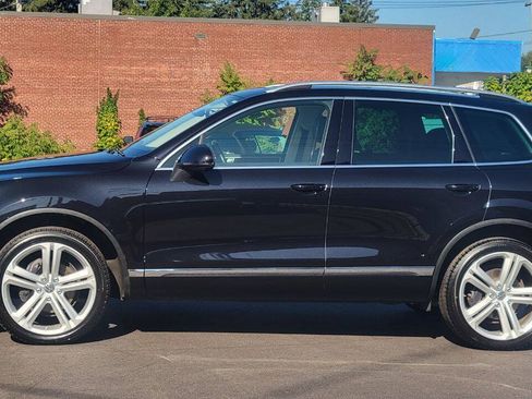 Used 2017 Volkswagen Touareg Executive AWD/4WD image 9