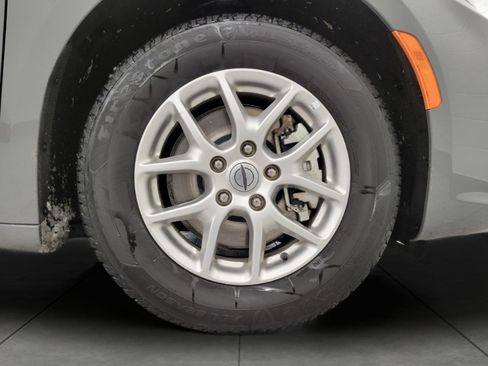 Used 2025 Chrysler Pacifica Select image 5