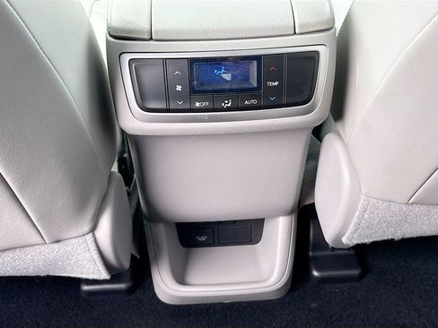 Used 2019 Toyota Highlander XLE image 23