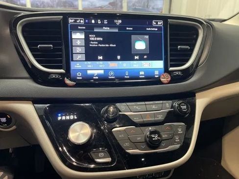 Used 2024 Chrysler Pacifica Touring-L image 20