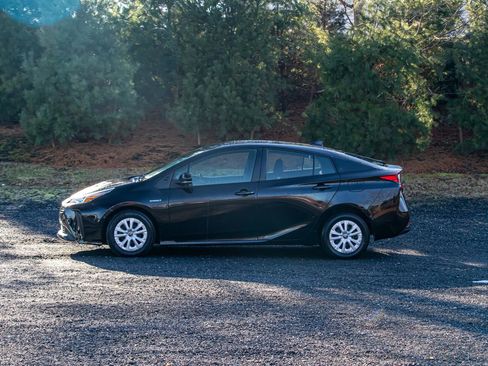 Used 2022 Toyota Prius LE image 4