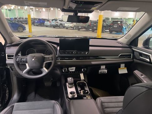 New 2025 Mitsubishi Outlander SE image 16