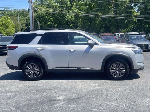 Used 2024 Nissan Pathfinder SV FWD image 2
