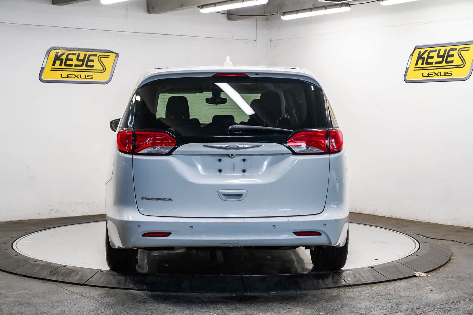 Used 2017 Chrysler Pacifica Touring FWD image 3