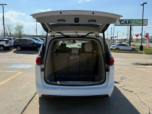 Used 2019 Chrysler Pacifica Touring-L FWD image 12