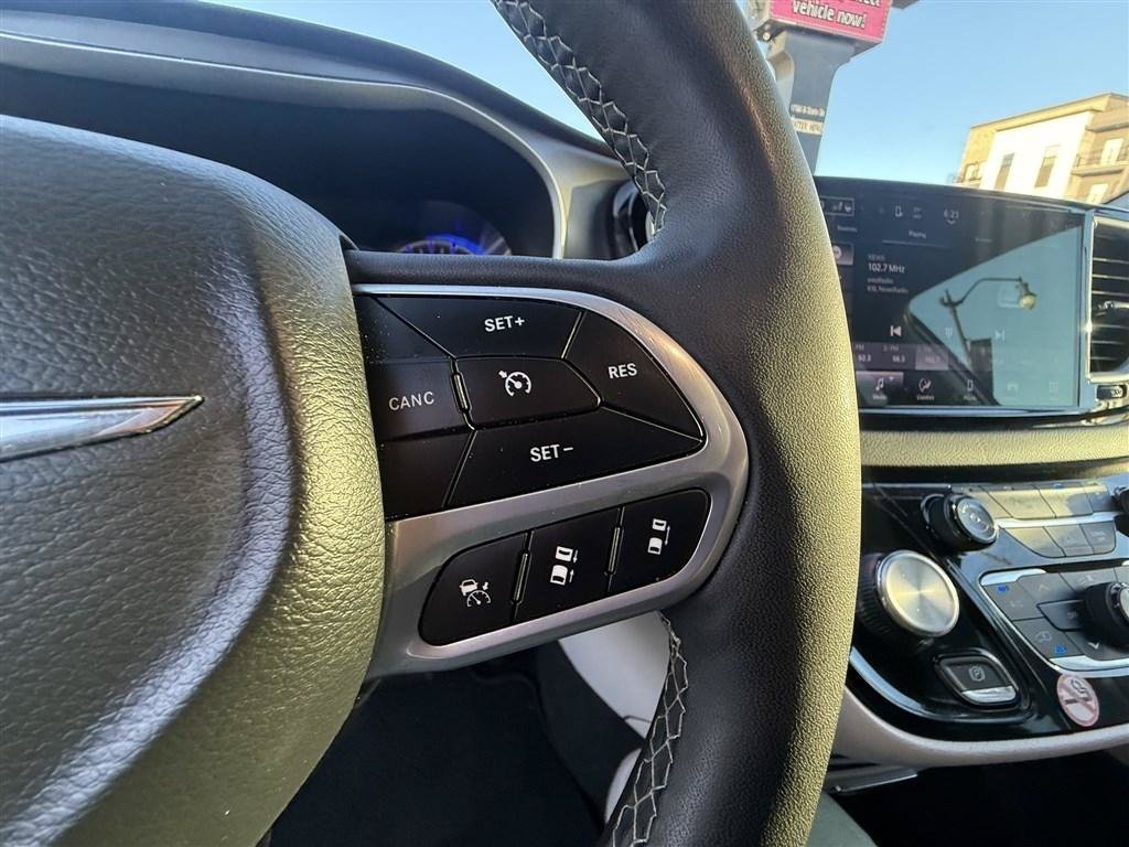 Used 2024 Chrysler Pacifica Touring-L FWD image 24