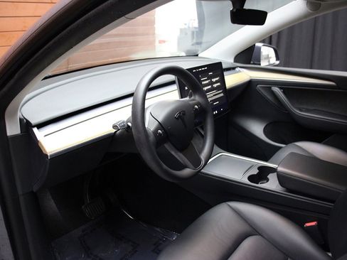 Used 2023 Tesla Model Y Long Range image 27