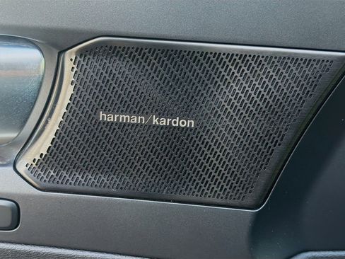 Used 2022 Volvo XC40 T5 Momentum image 24